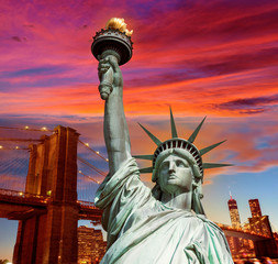 Fototapeta premium Liberty Statue and Brooklyn bridge New York