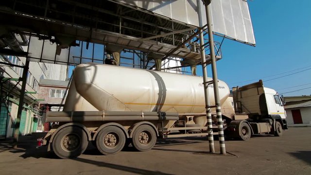 Corn loading to Truck production feed plant