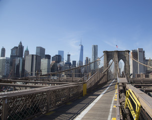 Obraz premium brooklyn bridge w słoneczny dzień w nowym jorku