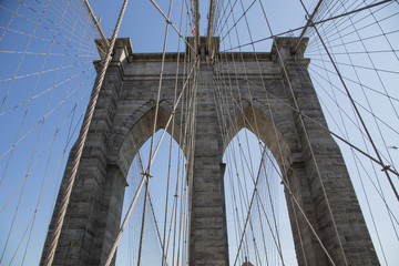 Naklejka premium brooklyn bridge w słoneczny dzień w nowym jorku