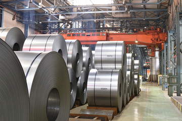 Blechrollen in einem Stahl- und Walzwerk - Schwerindustrie: Herstellung von Blechen in einer Fabrik...