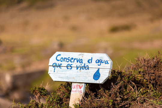 Wooden post with message: Save the water written in Spanish, Mer