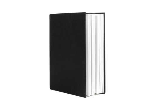 Libro cuaderno negro tapa abierta sobre fondo blanco asilado. Vista de frente. Copy space