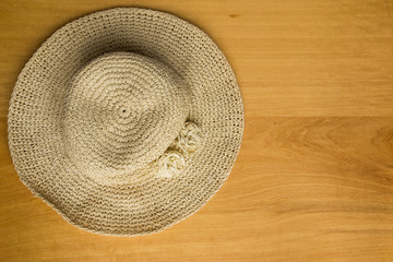 Fototapeta na wymiar Cappello di paglia con decorazione a forma di rose 