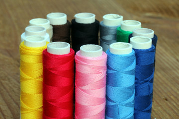 farbige Nähspulen nah aufgenommen