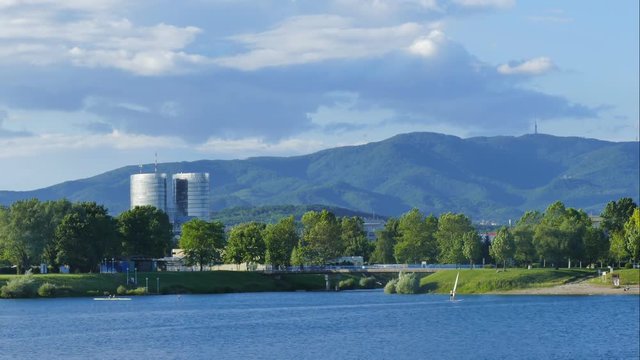 The lake and the panorama of the city with views of the hills in the background.