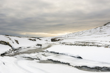 Fototapety  Zamarznięta rzeka na Islandii podczas zachodu słońca.