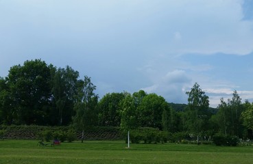 Ein Gewitter zieht auf über dem Park
