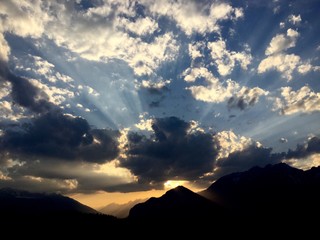 Sonnenstrahlen hinter Wolken