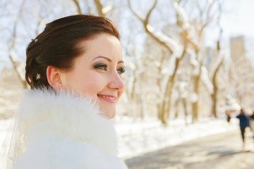 Wedding photo session in a snowy Park.