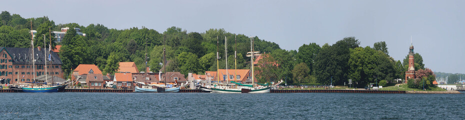 Fototapeta na wymiar Holtenau Thiessenkai Nord-Ostsee-Kanal in Kiel