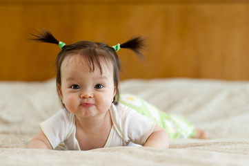 Baby tummy time with funny facial expression - 112168366