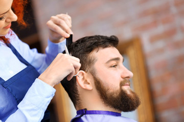 Obraz premium Handsome man visit barber shop