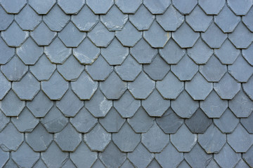 Schiefer an einem Schieferdach und Schieferfassade