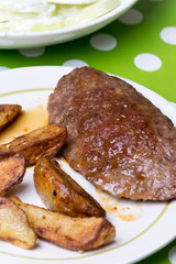 Stuffed burger with potatoes