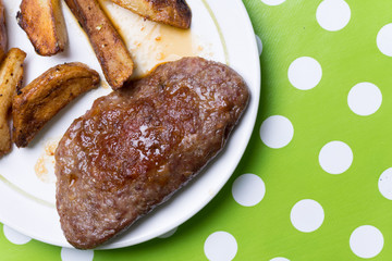 Stuffed burger with potatoes