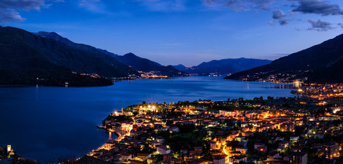 Fototapeta premium Lago di Como (Lake Como) high definition panorama from Peglio at blue hour