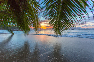 coucher de soleil sur plage d'Anse Lazio, Praslin, Seychelles 