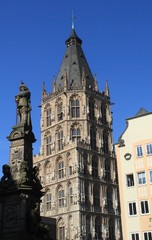 Fototapeta premium Typisch Köln / Alter Markt mit Jan van Werth Brunnen und Ratsturm