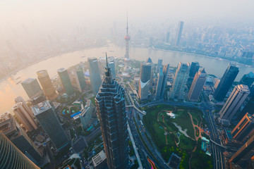 Naklejka premium Podwyższony widok dzielnicy Lujiazui w Szanghaju, w Mao Tower na pierwszym planie. Lujiazui została opracowana specjalnie jako nowa dzielnica finansowa Szanghaju.