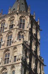 Fototapeta premium Kölner Pracht / Blick vom Kölner Alter Markt hinauf zum Ratsturm der Domstadt