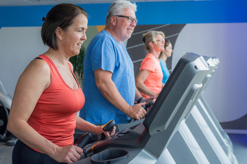 senioren halten sich fit auf dem laufband