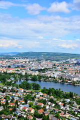 Obraz premium Blick über Wien mit Alter Donau und bewölktem Himmel