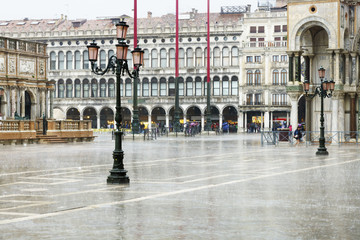 Obraz premium Die Macht des Regens Piazza in Venedig