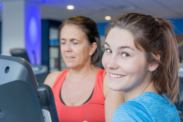 frau bekommt eine einführung auf dem laufband