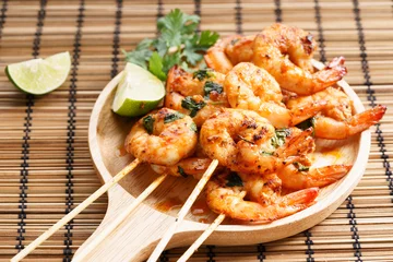 Türaufkleber grilled shrimp kababs with sriracha and lime. © shersor