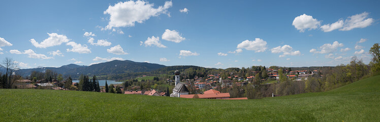 Fototapeta na wymiar Landschaftspanorama im Frühling - Ferienort Gmund am Tegernsee