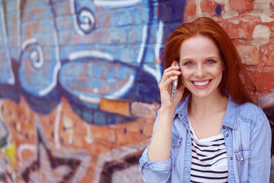 moderne junge frau telefoniert draußen mit ihrem smartphone