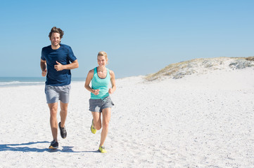 Homme et femme jogging
