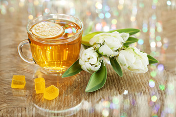 Чай в стеклянной чашке и мармелад