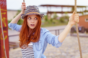 frau schaut überrascht zur seite