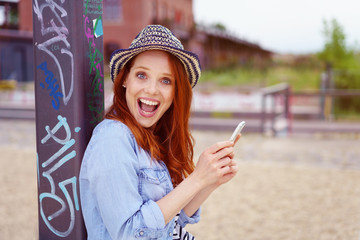 frau liest eine gute nachricht auf ihrem handy