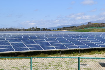 大量の太陽光発電／山形県の山岳部で、大量に設置された太陽光発電用ソーラーパネルを撮影した写真です。