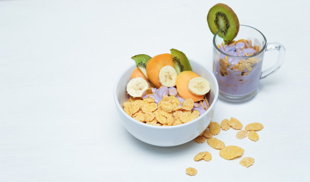 muesli and berry, healthy breakfast