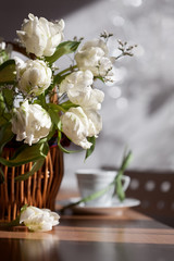 Naklejka na ściany i meble Букет белых тюльпанов в плетеной корзине