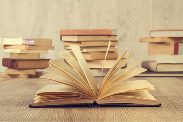 Libros abierto sobre fondo de madera rústica. Vista de frente