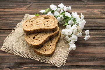 Obraz na płótnie Canvas Slices of rye bread on a wooden background