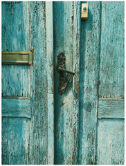 stare drzwi do kamienicy