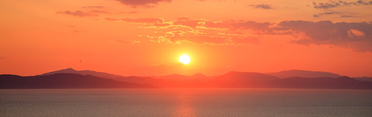 Panele Szklane Podświetlane  Jasny zachód słońca w krajobrazie morskim