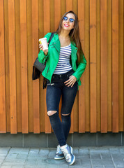 Fashion portrait stylish pretty woman in sunglasses posing in th
