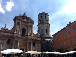 Reggio Emilia, mercati e chiesa di piazza San Prospero