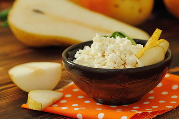 Cottage cheese in bowl with pear