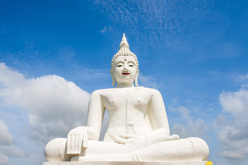 Fototapeta na wymiar White Buddha statue in Wat Chom tham at mea on in chiang mai, Th