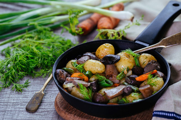 Potatoes and other vegetables with wild mushrooms
