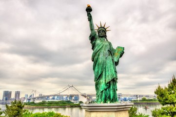Fototapeta na wymiar Statue of liberty in Odaiba Park, Tokyo