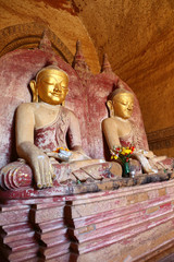 Fototapeta premium Buddha statue inside of Temple at Bagan